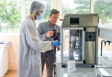 Éric Boutry (au c.) a été choisi par le campus Naturalim afin de réaliser le film qui fera la promotion de ses formations pour les secteurs agroalimentaire, cosmétique et pharmaceutique.