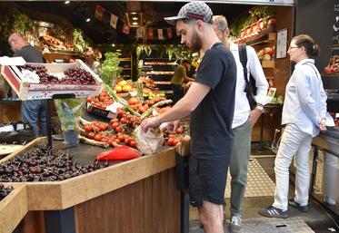 Paris, le 25 juin 2025. Dans sa boutique, Audrey Laury a elle-même sélectionné les fruits et légumes à mettre en étal. 