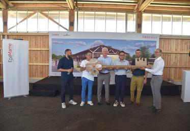 Montévrain, mercredi 2 juillet. Une clé géante, symbole de remise des clés de la Halle à l'exploitant, Thibault Cozon (2e en partant de la droite). 