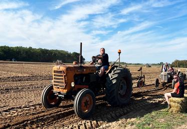 Dimanche 3 août, à Saint-Benoit-sur-Loire. Un tracteur d’époque en pleine démonstration de labour, témoin vivant d’un savoir-faire agricole qui ne s’improvise pas.