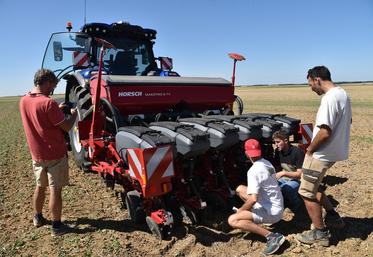 Jeudi 7 août, à Blandy (Essonne). La FRCuma Île-de-France a organisé une démonstration de semoirs monograines.