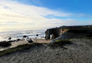 Située sur la Côte Sauvage de Quiberon, l’arche de Port-Blanc est une formation naturelle creusée dans le granit par l’érosion marine. Visible depuis le sentier côtier, elle témoigne de la puissance de l’océan Atlantique qui façonne, lentement mais sûrement, ce littoral breton.
