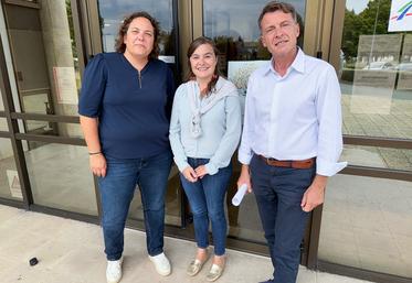 Le 21 août, à Châteaudun. Les réunions s'enchaînent pour l'équipe de direction : Marie Levasseur (à g.) pour le lycée et Laura Auxant (au c.) pour l'apprentissage, chapeautées par Xavier Marin, afin de préparer cette rentrée.