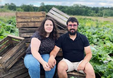 Aux Vergers de Gallerand, Sylvain et Camille proposent pommes de saison, jus artisanaux et leur originale Rhubar’bulle, à retrouver en direct à la ferme ou sur les marchés locaux.