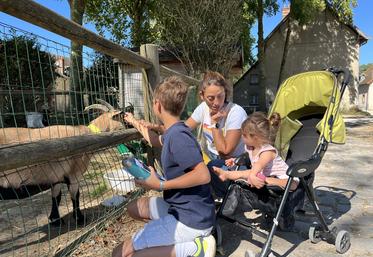 Christelle, la mère, et Andréas, le grand frère de 9 ans, font découvrir les animaux de la ferme à Émilia, la petite sœur de 2 ans.