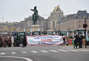 Une action symbolique a eu lieu devant le château de Versailles ce vendredi 26 septembre pour sonner le retour de la révolte paysanne.