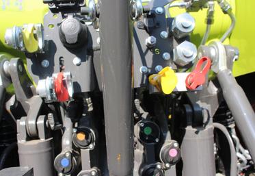 A l’arrière d’un tracteur Claas, en jaune et rouge : à gauche, les sorties de freinage pneumatiques, à droite les hydrauliques.