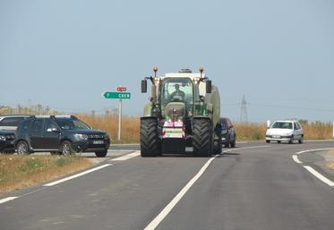 Le Code de la route fixe des règles de gabarit pour tout type de véhicule ou ensemble routier, avec des spécificités pour les engins et convois agricoles circulant dans leur département d’activité ou limitrophe. 