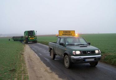 Les convois agricoles de catégorie B sont dans l’obligation d’être équipés d’un panneau Convoi agricole à l’avant et à l’arrière, mais aussi d’être précédés d’un véhicule d’accompagnement.