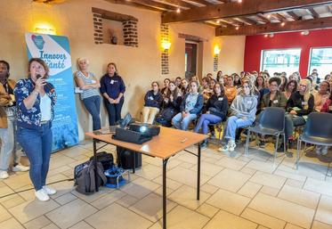 Mardi 2 septembre, à La Bazoche-Gouet. La directrice du GDS 28, Claire Auguste (à g.), a présenté les facettes agricoles du département et de la région aux étudiants de l'Enva lors de leur soirée d'accueil.