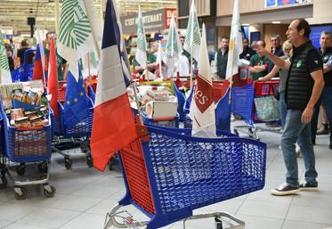 Un chariot rempli de produits importés face à un chariot français presque vide : un contraste volontairement symbolique pour dénoncer la concurrence jugée déloyale entre productions étrangères et agriculture nationale.