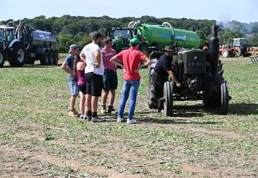 Durant le week-end, une exposition de tracteurs anciens a attiré des passionnés curieux de découvrir ces modèles d’autrefois, tandis que leurs propriétaires prenaient plaisir à raconter l’histoire de leurs machines.