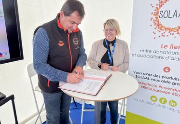 Jeudi 4 septembre, à Outarville (Loiret). La nouvelle présidente de la MSA BCL, Nathalie Néron, et le président de Solaal CVL, Sébastien Prouteau, ont signé une convention.