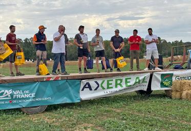 Dimanche 7 septembre, à Langon-sur-Cher (Loir-et-Cher). Clément Carteron, président de Jeunes agriculteurs Centre-Val de Loire (à d.), à côté de Fabien Bourgueil, président JA du département hôte, lors de la remise des prix. 