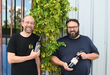 Guillaume Leclercq, fondateur et gérant de la brasserie (à g.), peut compter sur son salarié Sébastien, depuis 2020, en tant que responsable commercialisation. 