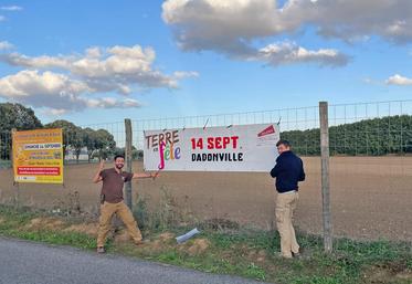 Les préparatifs battent leur plein, comme ici pour la communication dans les commerces et aux bords de routes. L'installation sur site prendra deux jours et mobilisera une quarantaine d'adhérents au moins.