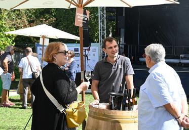 Samedi 6 septembre, à Cheverny. Une trentaine de vignerons étaient présents lors de la 14e édition de la Fête des vendanges. Ils ont pu échanger avec de nombreux visiteurs et leur faire déguster leurs différents vins.