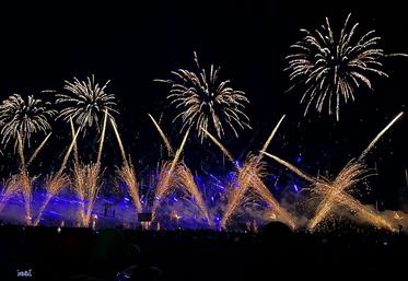 Samedi 6 septembre, à Lamotte-Beuvron. Pendant près d'une heure et demie, les feux d'artifice n'ont pas cessé d'illuminer le ciel de Sologne au Parc équestre fédéral.