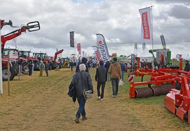 Agriculteurs, étudiants et curieux sont venus nombreux arpenter le salon pour assister aux démonstrations en plein champ, découvrir les dernières innovations et échanger directement avec les constructeurs et fournisseurs présents.