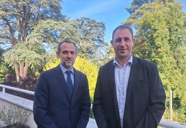 Vendredi 12 septembre, Joseph Zimet (à g.), nouveau préfet de Loir-et-Cher, et Olivier Hardouin, président de la FNSEA 41, ont échangé sur les principales problématiques agricoles du département.