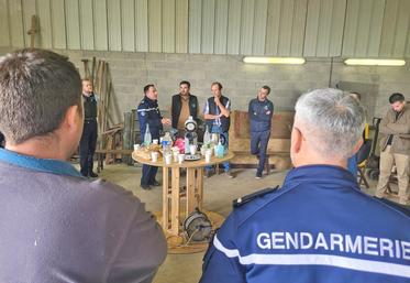 Lundi 15 septembre, dans le Giennois. La FNSEA 45 a invité la gendarmerie et les agriculteurs pour faire un point sur les moyens de lutter contre les vols.