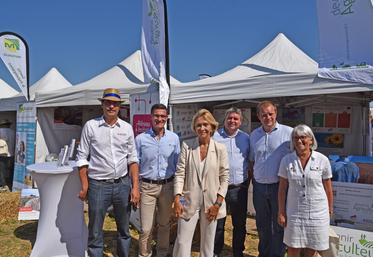 Villebéon, dimanche 7 septembre. Valérie Pécresse et les élus qui l'accompagnent aux côtés du président de la FDSEA 77, Samuel Vandaele, et du vice-président de la chambre d'Agriculture, Guillaume Lefort, sur l'espace Devenir agriculteur en Île-de-France.