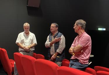 Vendredi 19 septembre, à Blois. Fabrice Gaussant, aviculteur à Montrieux-en-Sologne, et Philippe Noyau, jeune retraité et ancien président de la chambre d'Agriculture Centre-Val de Loire, ont témoigné lors du ciné-débat.