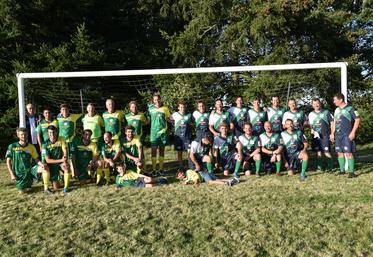 Le Plessis-Placy, vendredi 12 septembre. Après l'effort, photo de groupe des deux équipes.