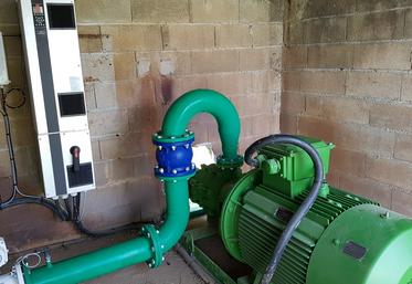 Selon Arvalis, dans le cas d’un pompage de surface, la consommation électrique va de 0,6 à 1 kWh/m3 pour un enrouleur, tandis qu’un pivot ou une couverture intégrale se situe plutôt aux alentours de 0,4 kWh/m3.