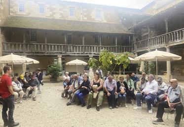 Visite guidée de Bergerac. Halte quai Cyrano qui allie gastronomie et culture avec une scénographie autour du personnage d'Edmond Rostand.