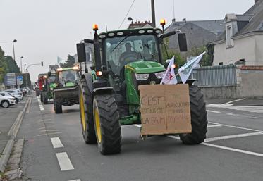 Vendredi 26 septembre, à Blois. Deux convois d'une dizaine de tracteurs chacun ont traversé les routes de la ville en opération escargot, avant de rejoindre la préfecture.