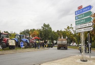Jeudi 25 septembre, à Chartres. Les tracteurs ont pris possession des ronds-points, comme sur celui d'Orléans, la circulation a pu reprendre ensuite sur une voie.
