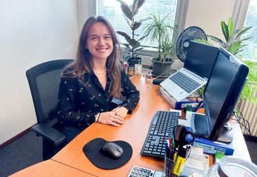 Marion Lesne reçoit les agriculteurs en difficulté pour démêler leurs dossiers et chercher des solutions avec l'ensemble des partenaires de leurs exploitations.