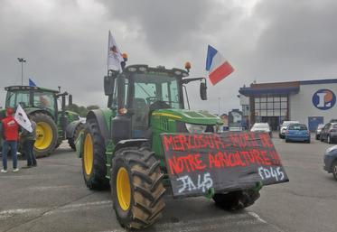 À 10 h 30, un groupe d’agriculteurs s’est réuni devant le magasin Leclerc de Pithiviers. Ils ont mené une action d’étiquetage des produits étrangers (miel, sucre, fruits, pâtes à tartiner…) et sensibilisé les consommateurs. Cette initiative visait à dénoncer en particulier la concurrence déloyale que subit la France.