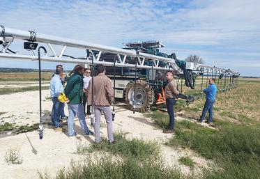 Les agriculteurs ont découvert le robot d’irrigation Oscar conçu par la start-up Osiris.