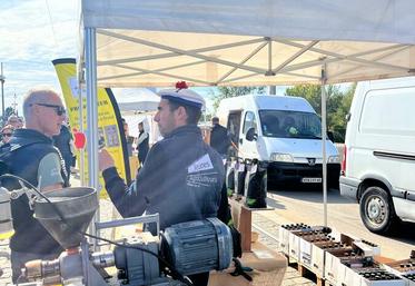 Sur le Pont Royal, le marché des producteurs du Loiret a permis aux visiteurs du Festival de Loire de découvrir les savoir-faire et produits locaux.