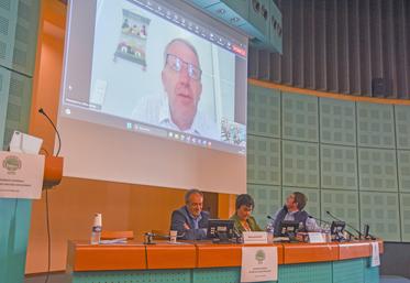 Jeudi 2 octobre, à Chartres. Le vice-président de la FNSEA, Luc Smessaert, est intervenu en visio lors de l'assemblée générale de la section des anciens.