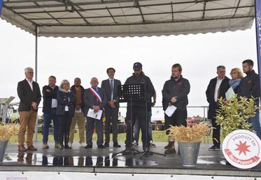 Égly (Essonne), dimanche 21 septembre. Baptiste Desforges (au pupitre) et Mathieu Ciret (à d. du pupitre), coprésidents du Festival de la terre 2025, ont évoqué les difficultés rencontrées par les agriculteurs essonniens.