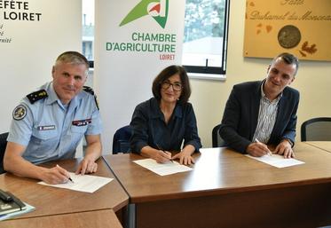 Lundi 29 septembre, à Orléans. Le général Samuel Machac, commandant de la région de gendarmerie de Centre-Val de Loire et du groupement du Loiret, la préfète Sophie Brocas et le président de la chambre d’Agriculture, Valentin Caron, ont signé la convention Alerte agri.