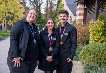 Guillaume Lecas, vainqueur de la Coupe de France des fleuristes, aux côtés d’Anaïs Boutserin (Terville), 2e, et de Laura La-Manna (Paris), 3e.