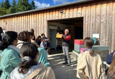 Dimanche 5 octobre, à Fay-aux-Loges. Le public a pu observer de près le matériel apicole et les cadres de ruche utilisés lors des récoltes.