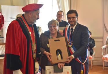 Melun, samedi 4 octobre. Sophie Loiseau Lepicard, qui monte sur la première marche du podium pour l'affinage de son brie de Melun, est entourée d'un représentant de la confrérie de Gaillac et du maire de Melun.