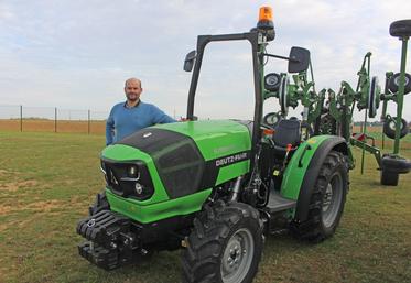 Henri Taveau, concessionnaire Deutz-Fahr dans l’Oise, présente le 5.080 DF, tracteur arceaux de 80 chevaux qui a toute sa place dans la cour des fermes.