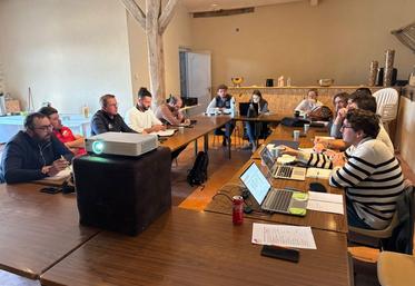 Vendredi 10 octobre, à Orgères-en-Beauce. Nicolas Grandvillain, secrétaire général de JA Centre-Val de Loire, a accueilli le conseil d'administration régional sur son exploitation.