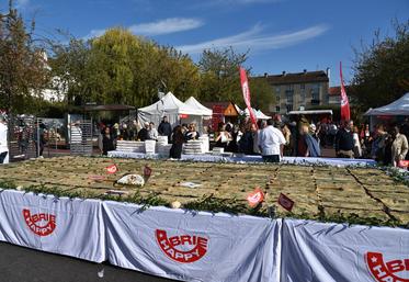 Meaux, samedi 11 octobre. La plus grande tarte au brie de Meaux du monde était visible tout au long de l'après-midi avant d'être vendue à la part au profit d'une association, l'occasion d'allier plaisir des papilles et bonne action.