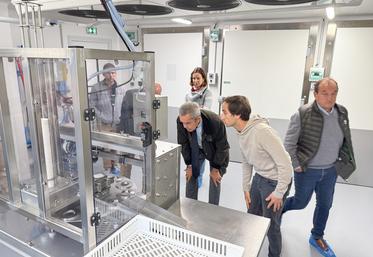 Le 15 octobre, à Ollé. Le préfet, Hervé Jonathan (au c.), s'est penché sur la fabrication des yaourts O'Lait lors de sa visite chez Clovis Menard (à d.).
