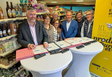 Le 3 octobre, à Tremblay-les-Villages. Le Département, les trois chambres consulaires, les buralistes ont signé pour promouvoir les produits locaux dans les derniers commerces de proximité en zone rurale.