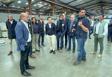 Jeudi 2 octobre, à Viabon. Le directeur de Duro France, Nicolas Pommier (2e à d.), a fait faire le tour de son usine aux participants du tour de France d'Axema.