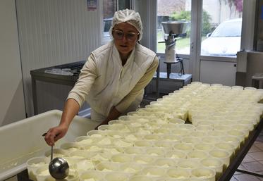 Dans sa fromagerie installée au domaine du Ciran, à Ménestreau-en-Villette, Anne-Aël Leroy transforme désormais l’intégralité du lait de son troupeau. 