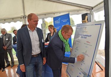 Moret-Loing-Orvanne, vendredi 10 octobre. Guillaume Lefort, vice-président de la chambre d'Agriculture, accompagné de l'élu référent en charge de la méthanisation, Jacques-Pierre Quaak, signe la nouvelle charte.